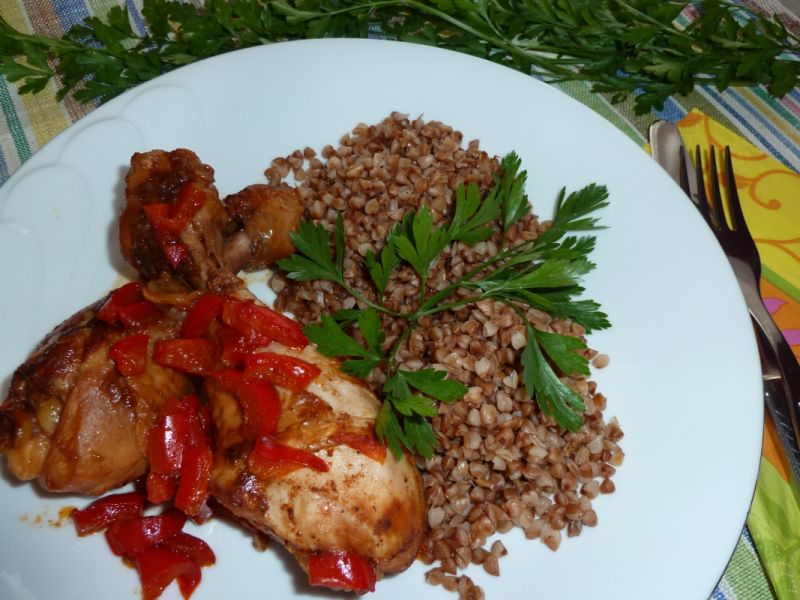 Śliwkowo-paprykowe pałki z kaszą gryczaną