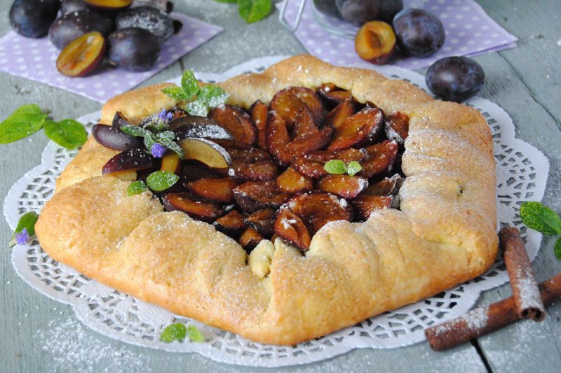 Śliwkowo- truskawkowa tarta rustykalna Śliwkowo- truskawkowa tarta rustykalna