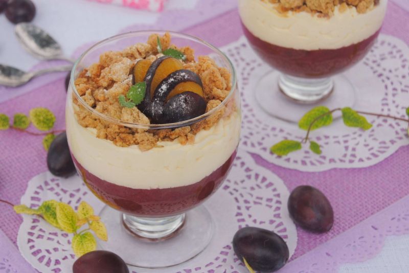 Śliwkowy deser z domową kruszonką 