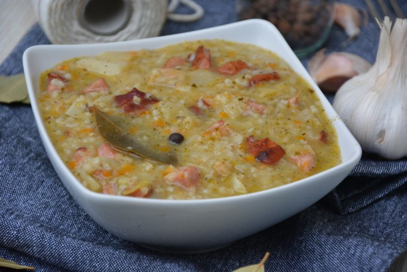 Słodka kapusta z wędzonką i kaszą jęczmienną 