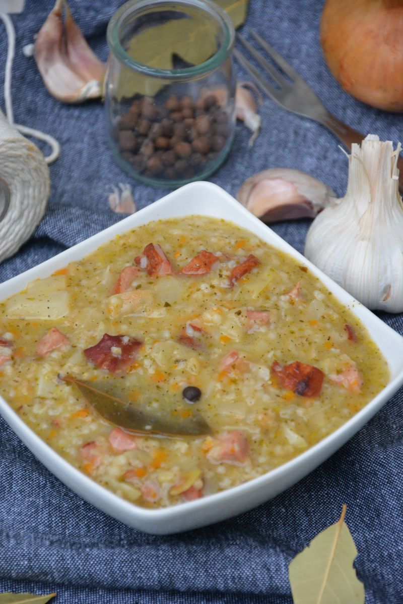 Słodka kapusta z wędzonką i kaszą jęczmienną 