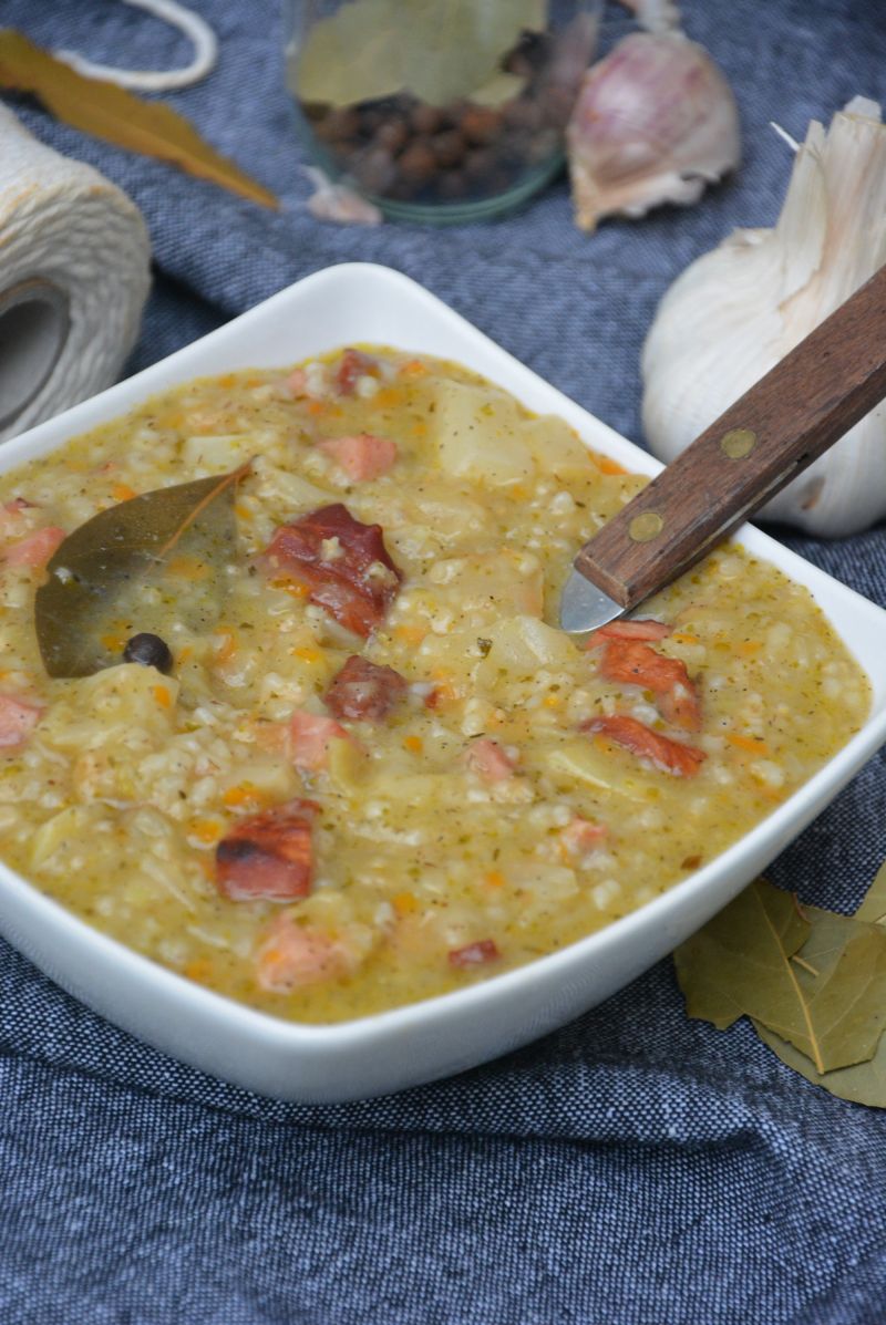 Słodka kapusta z wędzonką i kaszą jęczmienną 