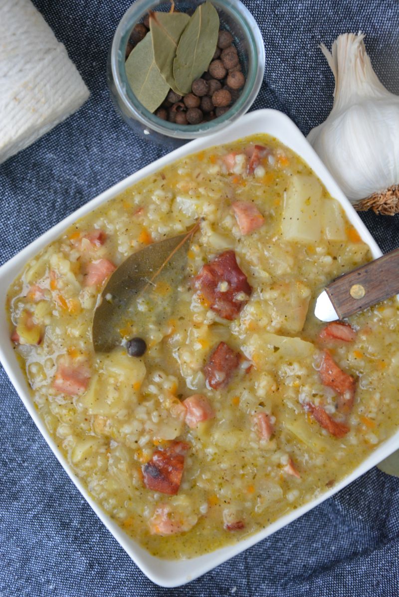 Słodka kapusta z wędzonką i kaszą jęczmienną 