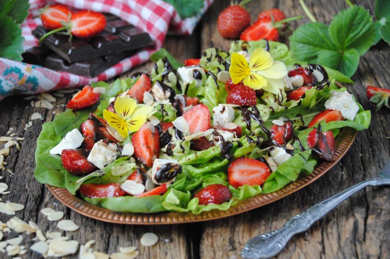 Słodka sałatka z truskawkami