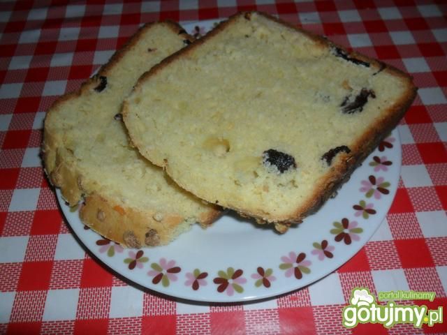 Słodki chlebek z suszonymi śliwkami.
