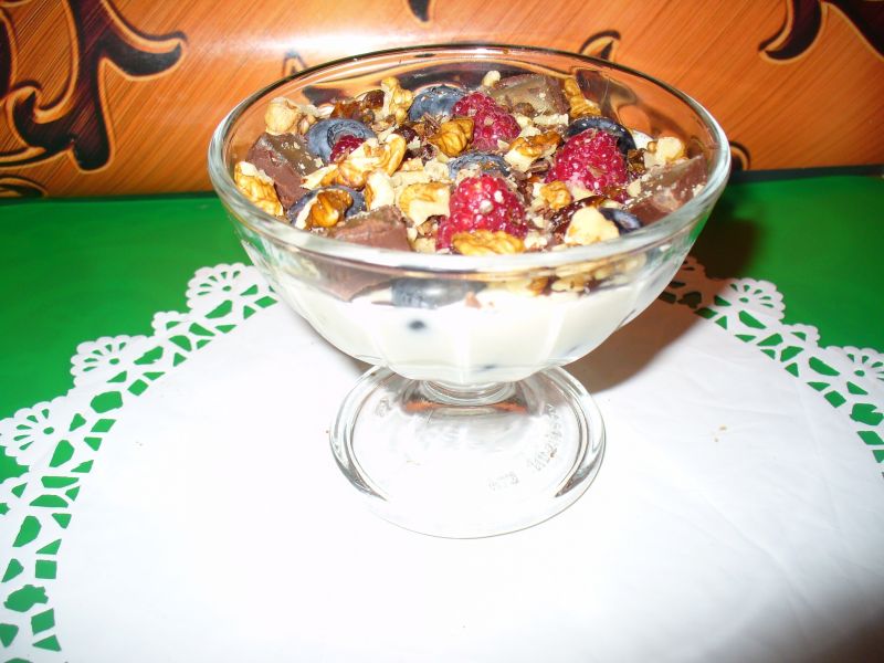 Słodki deser z masą jogurtową i borówkami Słodki deser z masą jogurtową i borówkami