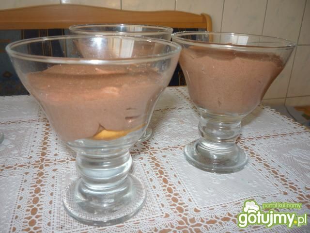 Słodki deser zkremówki i kakao