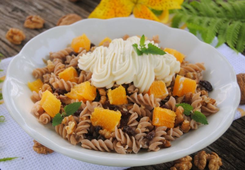 Słodki makaron z bakaliami i pomarańczą