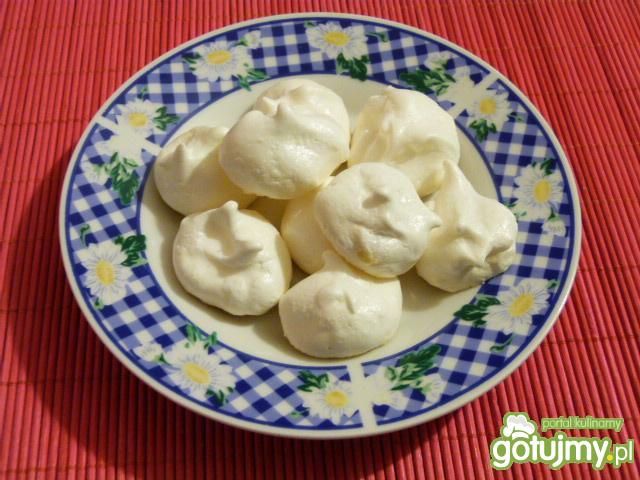 Słodkie bezy z migdałami Słodkie bezy z migdałami