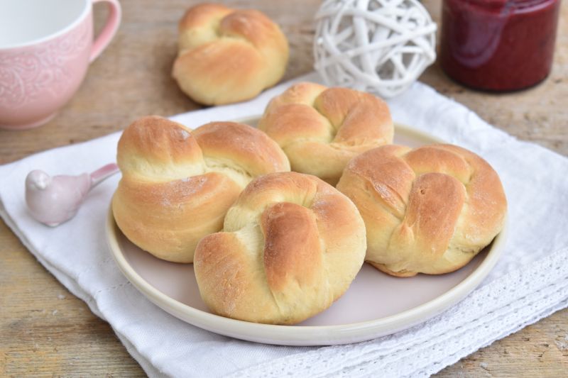 Słodkie bułeczki drożdżowe ,,supełki''