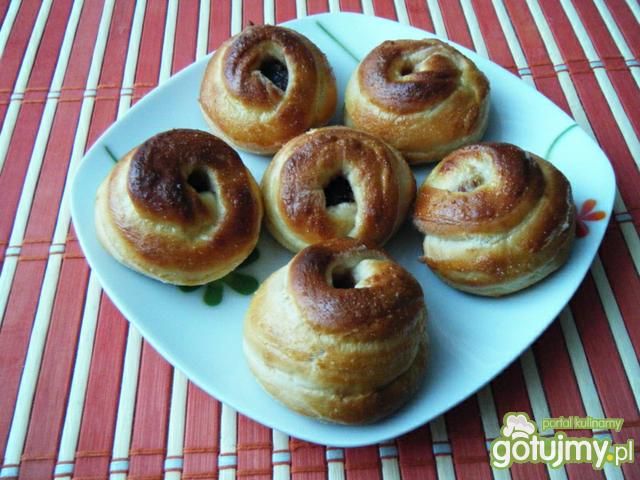 Słodkie bułeczki z różaną marmoladą