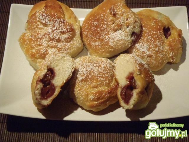 Słodkie bułeczki z wiśniami Słodkie bułeczki z wiśniami