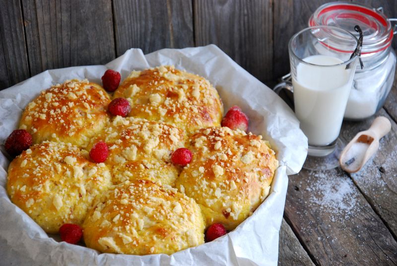 Słodkie bułki truskawkowe