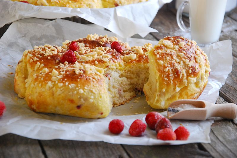 Słodkie bułki truskawkowe