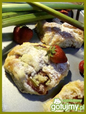 Słodkie bułki z rabarbarem