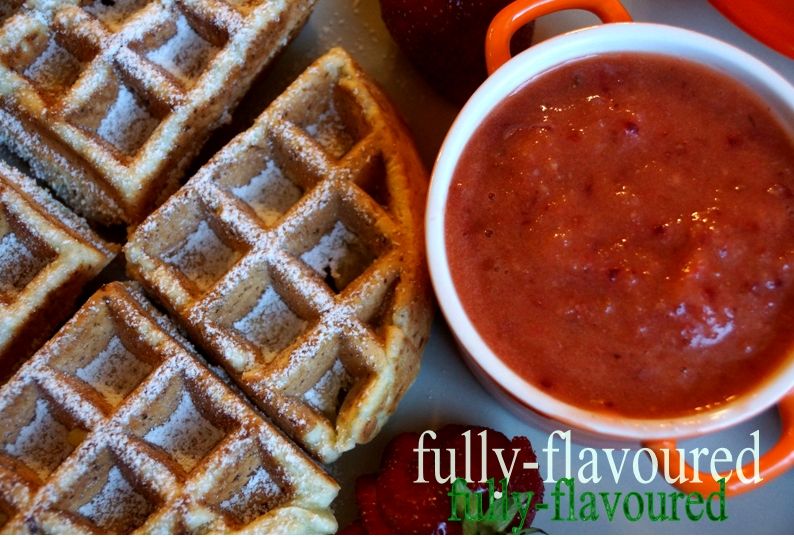 Słodkie gofry kalafiorowe z owocowym musem