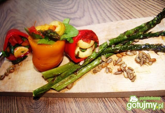 Słodkie małe papryki pełne nadzienia Słodkie małe papryki pełne nadzienia