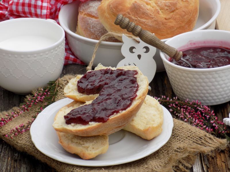 Słodkie rogale na mniszku lekarskim