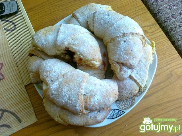 Słodkie rogaliki z babcinymi powidłami. Słodkie rogaliki z babcinymi powidłami.