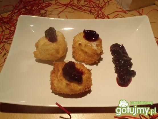 Słodkie smażone kulki lodowe z konfiturą