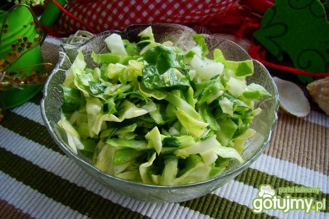 Słodko-kwaśna surówka z młodej kapusty Słodko-kwaśna surówka z młodej kapusty