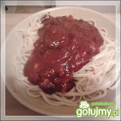 Słodko ostre spaghetti z parówkami