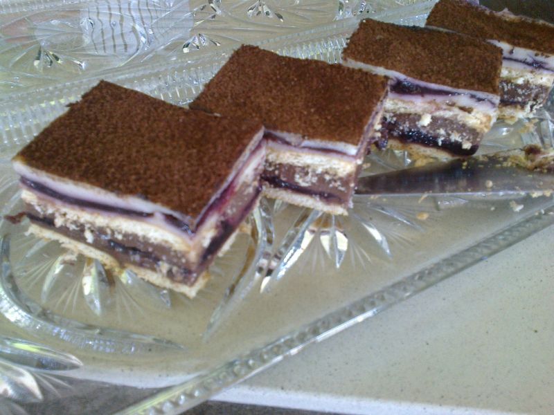 Słodkokwaśne ciasto na herbatnikach bez pieczenia