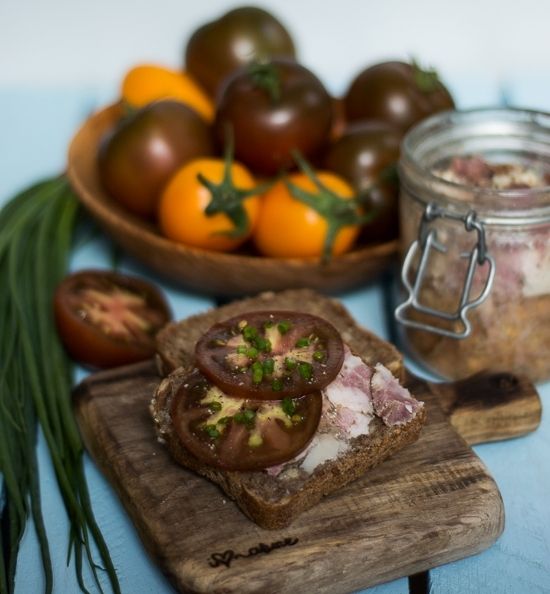 Słoikowa kiełbasa z karkówki z boczkiem i czubricą