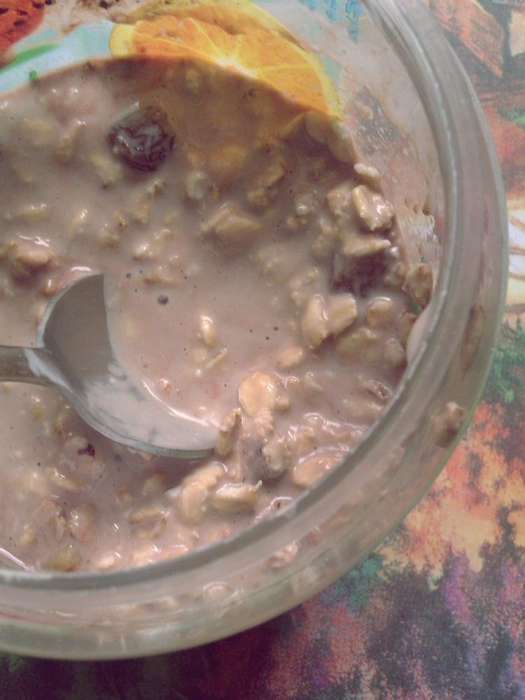 Słoikowa owsianka orzechowo rodzynkowa Słoikowa owsianka orzechowo rodzynkowa