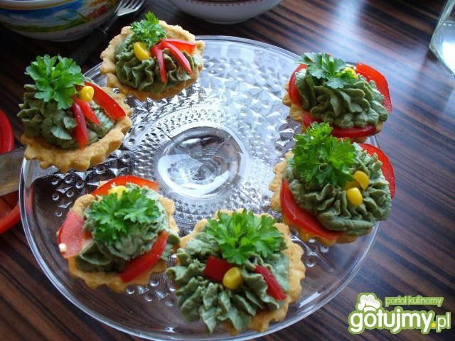 Słona babeczka z zielonym kremem