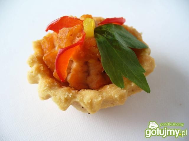 Słone babeczki z czerwonym kremem