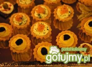 Słone babeczki z sosem czosnkowym Słone babeczki z sosem czosnkowym