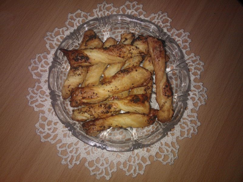 Słone paluszki z ciasta francuskiego