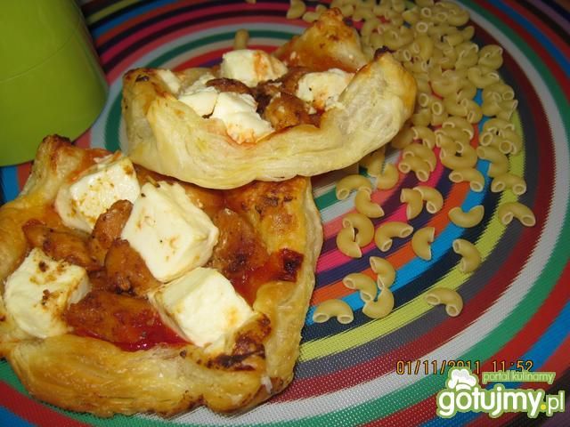 Słone przekąski z ciasta francuskiego.