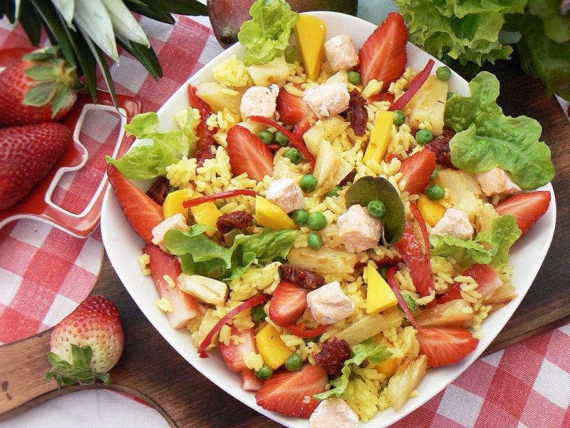 Słoneczna sałatka z mango i ananasem z grilla