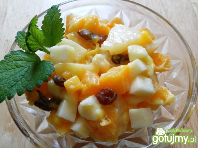 Słoneczna sałatka z piegami rodzynek