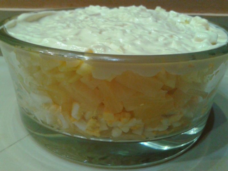 Słoneczna sałatka z selerem, ananasem i jabłkiem