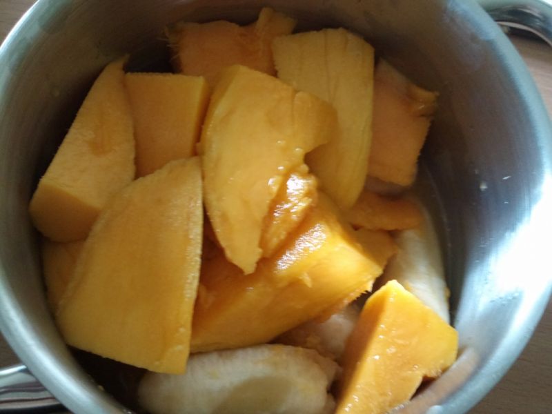Słoneczne banan-mango lassi