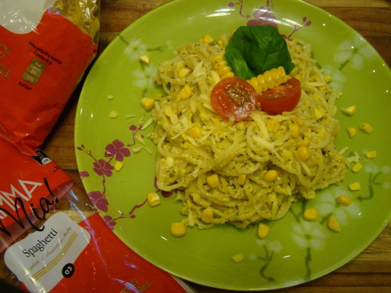 Słoneczne spaghetti zkukurydziano-laskowym pesto 