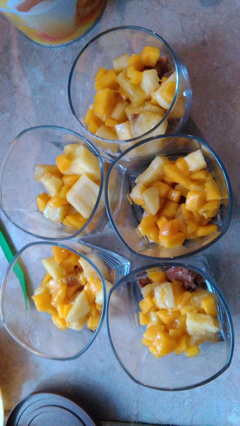 Słoneczny bałagan z ananasem i mango