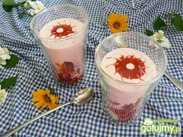 Słoneczny deser truskawkowy