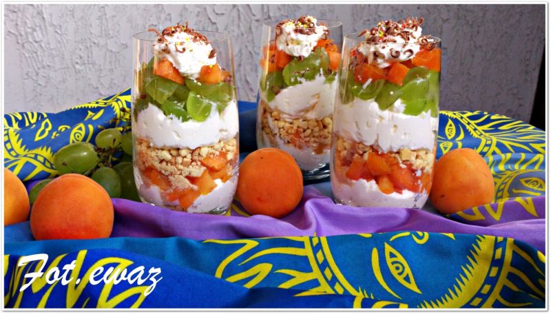 Słoneczny deser z morelą i winogronem  Słoneczny deser z morelą i winogronem