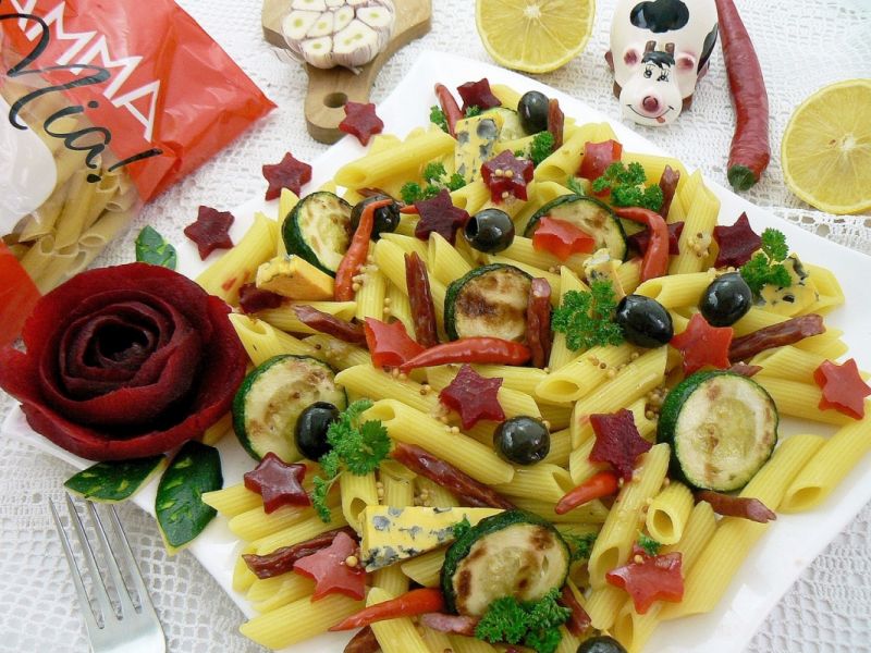 Słoneczny makaron z pieczonym burakiem 