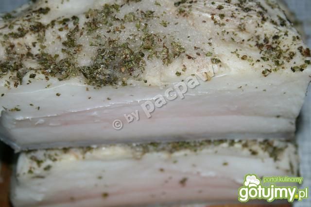 Słonina solona z czosnkiem i pokrzywą