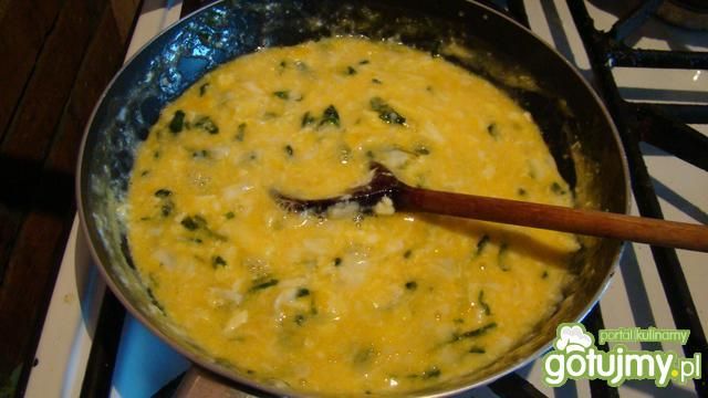 Smaczna jajecznia ze szpinakiem i serem 