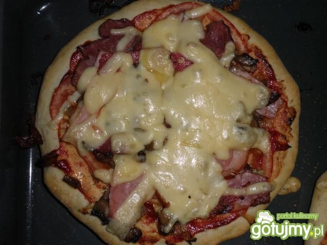 Smaczna Pizza z super spodem Smaczna Pizza z super spodem