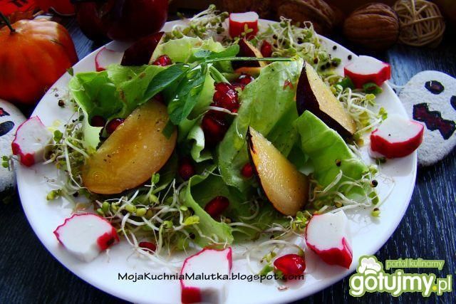 Smaczna sałata z śliwką i kiełkami  Smaczna sałata z śliwką i kiełkami