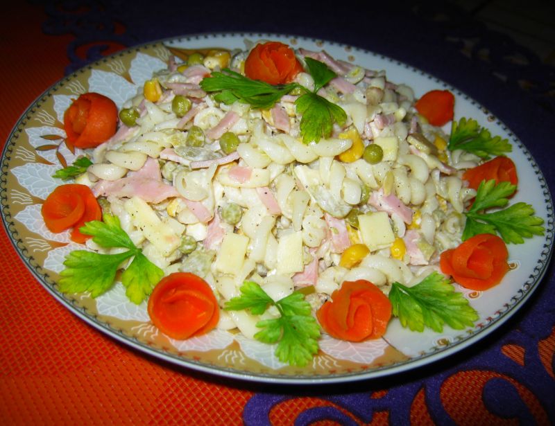 Smaczna sałatka makaronowa Smaczna sałatka makaronowa