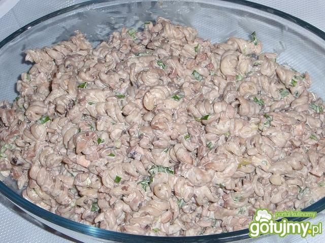 Smaczna sałatka makaronowa z pieczarkami