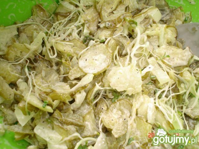 Smaczna sałatka z ogórków kiszonych Smaczna sałatka z ogórków kiszonych